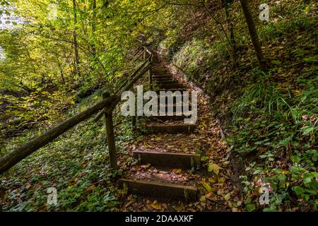 Fantastische Herbstwanderung entlang des Aachtobel zur Hohenbodman Beobachtung Turm in der Nähe des Bodensees Stockfoto