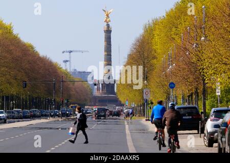 Die fast menschenleere Straße des 17. Juni, in Zeiten der Coronavirus-Epidemiie, 2. April 2020, Berlin/ die fast leere Straße des 17. Juni Stockfoto
