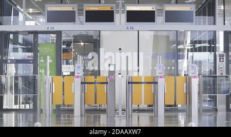 Frankfurt, Hessen/Deutschland - 2. November 2020: Flughafen Frankfurt im Vergleich zu den Vorjahren fast leer. Viele Tore sind geschlossen und nur Teile des A Stockfoto