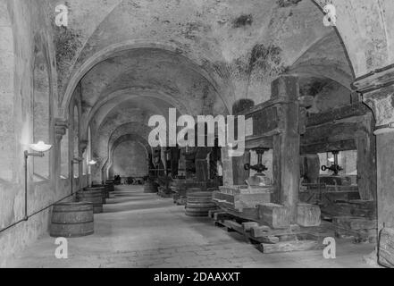 Historische Weinpressen im Laienrefektorium des Klosters Eberbach, Hessen, Deutschland Stockfoto