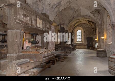 Historische Weinpressen im Laienrefektorium des Klosters Eberbach, Hessen, Deutschland Stockfoto