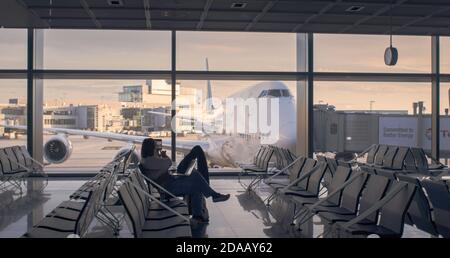 Frankfurt, Hessen/Deutschland - 2. November 2020: Der Flughafen Frankfurt am Main ist ein großer internationaler Flughafen und im Vergleich zum Vorjahr fast leer Stockfoto