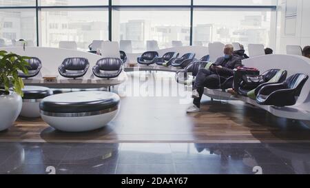 Frankfurt, Hessen/Deutschland - 2. November 2020: Der Flughafen Frankfurt am Main ist ein großer internationaler Flughafen und im Vergleich zum Vorjahr fast leer Stockfoto