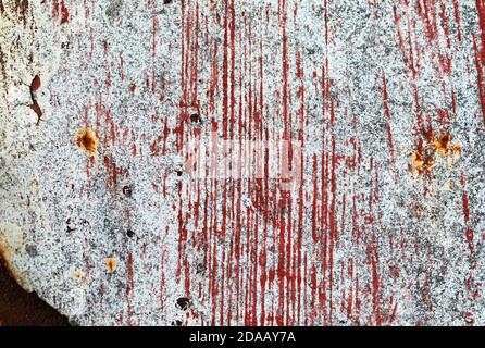 Alte Farbe und Rost. Alte lackierte Metallstruktur. Blech mit Rost bedeckt. Grunge Hintergrund. Stockfoto