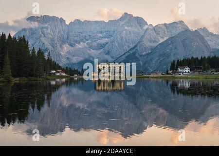 Misurina See mit den Sorapis Bergen im Hintergrund Stockfoto