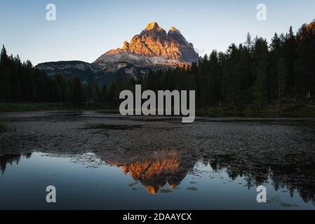 Drei Gipfel des lavaredo spiegelte sich in antorno See bei Sonnenuntergang Stockfoto