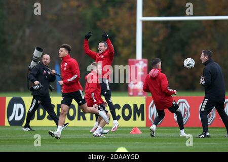 Cardiff, Großbritannien. November 2020. Gareth Bale aus Wales (c) reagiert am Mittwoch, den 11. November 2020, während der Trainingseinheit des Fußballteams von Wales im Vale Resort, Hensol, in der Nähe von Cardiff. Das Team bereitet sich auf das nächste Spiel vor, ein Freundschaftsspiel gegen die USA morgen. Dieses Bild darf nur für redaktionelle Zwecke verwendet werden. Nur redaktionelle Verwendung, Lizenz für kommerzielle Nutzung erforderlich. Keine Verwendung in Wetten, Spiele oder ein einzelner Club / Liga / Spieler Publikationen. PIC von Andrew Orchard / Andrew Orchard Sport Fotografie / Alamy Live News Credit: Andrew Orchard Sport Fotografie / Alamy Live News Stockfoto