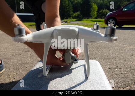 Nahaufnahme des Drohnenpiloten, der sich auf den Flug im Freien vorbereitet. Ferngesteuerter Drohnenroboter. Stockfoto