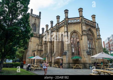 Temporärer Treffpunkt für einen Drink im Freien auf dem Gelände der St. Luke's Church, die lokal als bombardierte Kirche bekannt ist, in Liverpool, England, Großbritannien Stockfoto