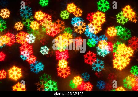 Weihnachten festliche Hintergrund. Verschwommenes Weihnachten Schneeflocke Hintergrund, festliche Weihnachten mehrfarbigen Bokeh Hintergrund. Urlaub Weihnachten glühende Farbe l Stockfoto