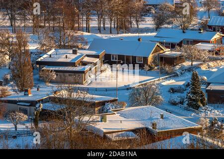 Einfamilienhäuser im Winter mit Schnee Stockfoto