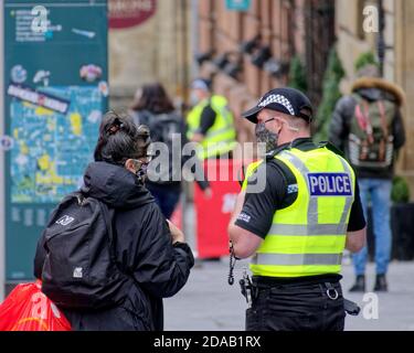 Glasgow, Schottland, Großbritannien, 11. November 2020: „Project Servator ist eine Polizeitaktik, die darauf abzielt, eine Reihe krimineller Aktivitäten, einschließlich des Terrorismus, zu stören und gleichzeitig eine beruhigende Präsenz für die Öffentlichkeit zu bieten.“ die Käufer auf der Stilmeile Schottlands, der Buchanan Street, machten sich Sorgen über einen Terroranschlag, als die Polizei in Kraft war. Aber sie beruhigen und zerstreuen ihre Ängste, da es sich um eine Operation zur Kriminalprävention im Rahmen ihres landesweiten Dienstprogramms handelt. Quelle: Gerard Ferry/Alamy Live News Stockfoto