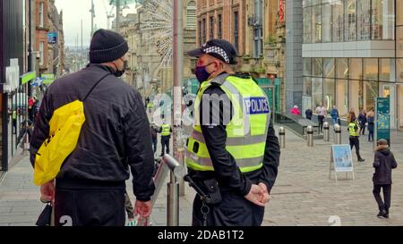 Glasgow, Schottland, Großbritannien, 11. November 2020: „Project Servator ist eine Polizeitaktik, die darauf abzielt, eine Reihe krimineller Aktivitäten, einschließlich des Terrorismus, zu stören und gleichzeitig eine beruhigende Präsenz für die Öffentlichkeit zu bieten.“ die Käufer auf der Stilmeile Schottlands, der Buchanan Street, machten sich Sorgen über einen Terroranschlag, als die Polizei in Kraft war. Aber sie beruhigen und zerstreuen ihre Ängste, da es sich um eine Operation zur Kriminalprävention im Rahmen ihres landesweiten Dienstprogramms handelt. Quelle: Gerard Ferry/Alamy Live News Stockfoto