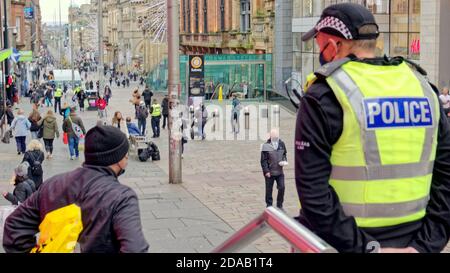 Glasgow, Schottland, Großbritannien, 11. November 2020: „Project Servator ist eine Polizeitaktik, die darauf abzielt, eine Reihe krimineller Aktivitäten, einschließlich des Terrorismus, zu stören und gleichzeitig eine beruhigende Präsenz für die Öffentlichkeit zu bieten.“ die Käufer auf der Stilmeile Schottlands, der Buchanan Street, machten sich Sorgen über einen Terroranschlag, als die Polizei in Kraft war. Aber sie beruhigen und zerstreuen ihre Ängste, da es sich um eine Operation zur Kriminalprävention im Rahmen ihres landesweiten Dienstprogramms handelt. Quelle: Gerard Ferry/Alamy Live News Stockfoto