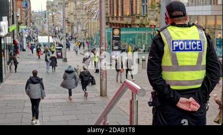 Glasgow, Schottland, Großbritannien, 11. November 2020: „Project Servator ist eine Polizeitaktik, die darauf abzielt, eine Reihe krimineller Aktivitäten, einschließlich des Terrorismus, zu stören und gleichzeitig eine beruhigende Präsenz für die Öffentlichkeit zu bieten.“ die Käufer auf der Stilmeile Schottlands, der Buchanan Street, machten sich Sorgen über einen Terroranschlag, als die Polizei in Kraft war. Aber sie beruhigen und zerstreuen ihre Ängste, da es sich um eine Operation zur Kriminalprävention im Rahmen ihres landesweiten Dienstprogramms handelt. Quelle: Gerard Ferry/Alamy Live News Stockfoto