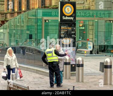 Glasgow, Schottland, Großbritannien, 11. November 2020: „Project Servator ist eine Polizeitaktik, die darauf abzielt, eine Reihe krimineller Aktivitäten, einschließlich des Terrorismus, zu stören und gleichzeitig eine beruhigende Präsenz für die Öffentlichkeit zu bieten.“ die Käufer auf der Stilmeile Schottlands, der Buchanan Street, machten sich Sorgen über einen Terroranschlag, als die Polizei in Kraft war. Aber sie beruhigen und zerstreuen ihre Ängste, da es sich um eine Operation zur Kriminalprävention im Rahmen ihres landesweiten Dienstprogramms handelt. Quelle: Gerard Ferry/Alamy Live News Stockfoto