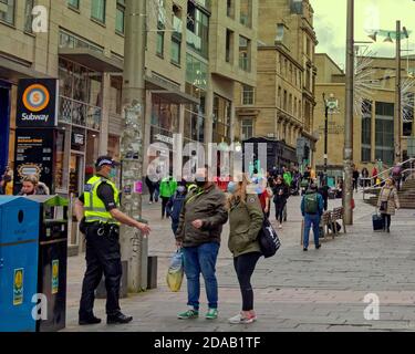 Glasgow, Schottland, Großbritannien, 11. November 2020: „Project Servator ist eine Polizeitaktik, die darauf abzielt, eine Reihe krimineller Aktivitäten, einschließlich des Terrorismus, zu stören und gleichzeitig eine beruhigende Präsenz für die Öffentlichkeit zu bieten.“ die Käufer auf der Stilmeile Schottlands, der Buchanan Street, machten sich Sorgen über einen Terroranschlag, als die Polizei in Kraft war. Aber sie beruhigen und zerstreuen ihre Ängste, da es sich um eine Operation zur Kriminalprävention im Rahmen ihres landesweiten Dienstprogramms handelt. Quelle: Gerard Ferry/Alamy Live News Stockfoto