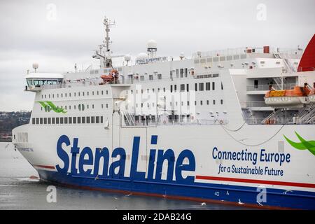 Stena Superfast VIII mit Abfahrt vom Belfast Harbour. Paul Grant, Irischer Handelsdirektor von Stena Line??, sprach über die Herausforderungen, die der Brexit und das Coronavirus mit sich bringen, da das Unternehmen den 25. Jahrestag seiner Gründung in Belfast feiert. Stockfoto