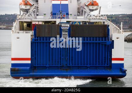 Stena Superfast VIII mit Abfahrt vom Belfast Harbour. Paul Grant, Irischer Handelsdirektor von Stena Line??, sprach über die Herausforderungen, die der Brexit und das Coronavirus mit sich bringen, da das Unternehmen den 25. Jahrestag seiner Gründung in Belfast feiert. Stockfoto