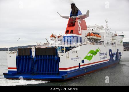 Stena Superfast VIII mit Abfahrt vom Belfast Harbour. Paul Grant, Irischer Handelsdirektor von Stena Line??, sprach über die Herausforderungen, die der Brexit und das Coronavirus mit sich bringen, da das Unternehmen den 25. Jahrestag seiner Gründung in Belfast feiert. Stockfoto