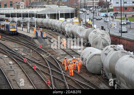 Die Szene in Sheffield, wo ein Güterzug in den frühen Morgenstunden des Mittwochs entgleiste. Der Vorfall verursacht erhebliche Störungen des Passagierdienstes. Stockfoto