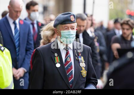 Veteranen und Polizei stehen für zwei Minuten Schweigen an Das Kenotaph in Central London am 11. November 2020 für den jährlichen Waffenstillstandstag Stockfoto