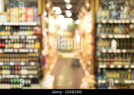 Regale Mit Alkoholgetränken Im Supermarkt, Abstrakt Verschwommener Hintergrund Stockfoto