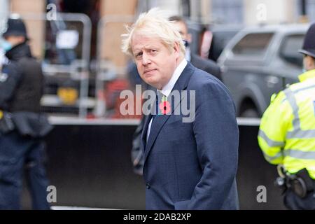 Premierminister Boris Johnson geht von Westminster Abbey zu Gesicht Sir Kier Starmer bei PMQ’s, nachdem er ihm seinen Respekt gezollt hat Die Gefallenen am 11. Von No Stockfoto