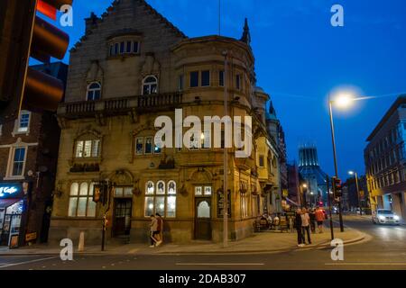 Nachtansicht der Philharmonic Dining Rooms, einem öffentlichen Haus an der Ecke Hope Street und Hardman Street in Liverpool, England, Großbritannien Stockfoto