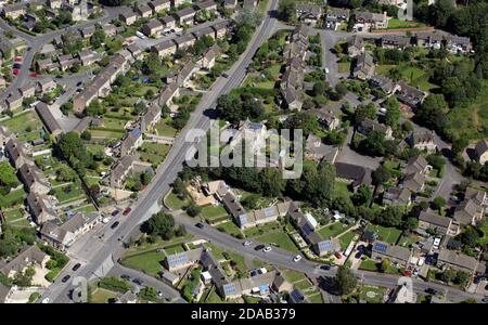 Luftaufnahme der B4022 Straße durch Charlbury bei Chipping Norton mit Feuerwehrhaus im Zentrum und Londas Supermarkt Unten links am Rahmen Stockfoto