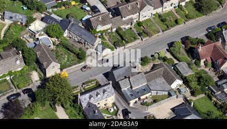 Luftaufnahme der High Street in Milton-under-Wychwood, mit Wychwood Library prominent. Oxfordshire Stockfoto
