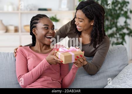 Glückliche schwarze Freundinnen feiern Geburtstag zusammen zu Hause Stockfoto