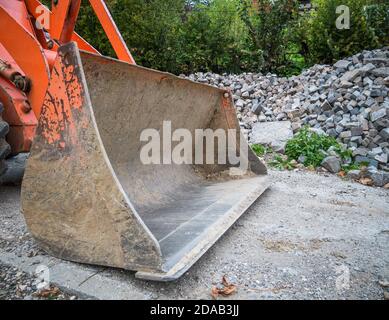 Nahaufnahme mit einer schweren Maschine Bulldozer oder Bagger auf einer Baustelle. Stockfoto