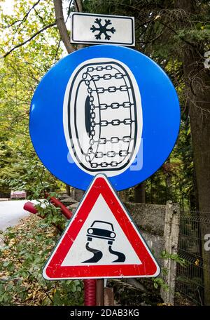 Straßen- oder Verkehrszeichen, die darauf hinweisen, dass die Schneeketten sind Obligatorisch für Fahrzeuge Stockfoto