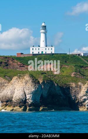 Der Flamborough Head Lighthouse über den Kreidefelsen vom Meer aus gesehen. Flamborough, East Yorkshire. Juni. Stockfoto