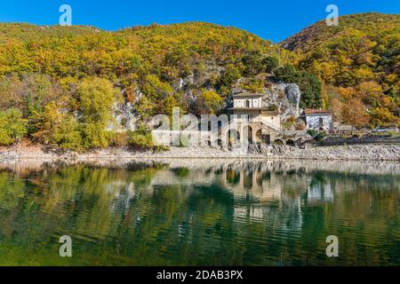 Idyllische Herbstlandschaft am See Scanno, Provinz L'Aquila, Abruzzen, Italien. Stockfoto