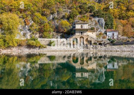 Idyllische Herbstlandschaft am See Scanno, Provinz L'Aquila, Abruzzen, Italien. Stockfoto