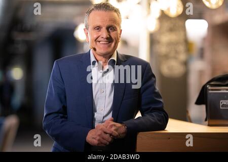 Fellbach, Deutschland. November 2020. Frank Nopper (CDU), Kandidat für die Wahl des Oberbürgermeisters in Stuttgart, steht vor dem Akademiegespräch an einem Tresen. (To dpa: 'Kein Linksbündnis vor der Stuttgarter Bürgermeisterwahl in Sicht') Quelle: Tom Weller/dpa/Alamy Live News Stockfoto