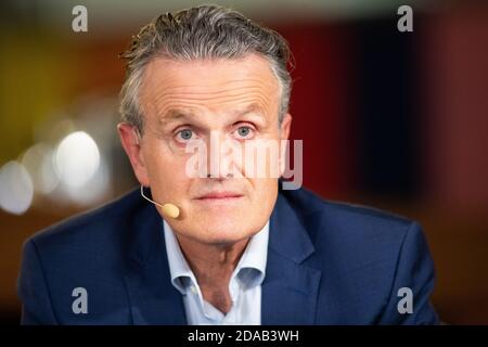 Fellbach, Deutschland. November 2020. Frank Nopper (CDU), Kandidat für die Wahl des Oberbürgermeisters in Stuttgart, steht vor dem Akademiegespräch an einem Tresen. (To dpa: 'Kein Linksbündnis vor der Stuttgarter Bürgermeisterwahl in Sicht') Quelle: Tom Weller/dpa/Alamy Live News Stockfoto