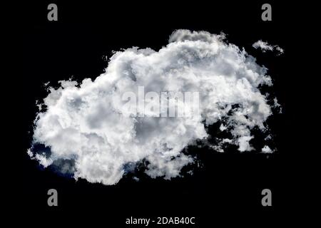 Einzelne weiße dramatische Wolke isoliert auf schwarzem Hintergrund. Verwenden Sie es im Modus „Aufhellen“ auf dem Bild, um eine perfekte Ergänzung zu erhalten. Stockfoto