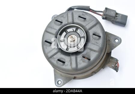 Defekter elektrischer Gebläsemotor für die Klimaanlage im Auto Weißer Hintergrund Stockfoto