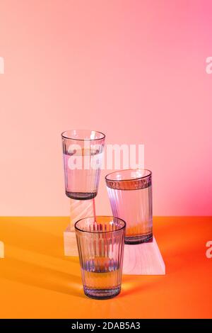 Strahlendes sommerliches Designkonzept mit klarem Wasser. Gieße Wasser in ein Glas. Stockfoto