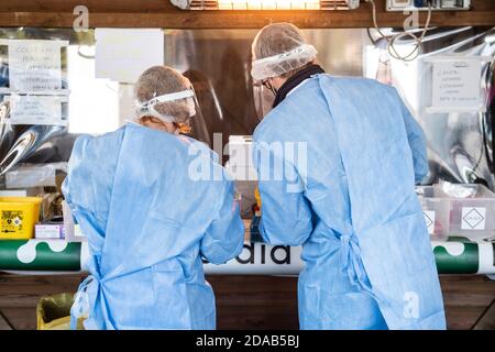 11. November 2020, Brescia, Lombardei, Italien: Coronavirus Notfall neues Covid Testzentrum Ärzte und Krankenschwestern bereiten Tests für die Patienten vor (Bild: © Matteo Biatta/ZUMA Wire) Stockfoto