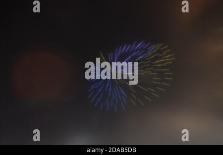 Verschwommenes Licht Drohne Anordnung am Nachthimmel in Thailand Stockfoto