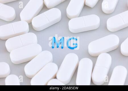 Magnesium Pillen um das Symbol mg. Nahaufnahme. Stockfoto