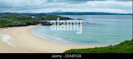 Ein Blick auf Polin Beach, mit Ben Stack am Horizont in Wolken gehüllt, von den Klippen über Droman bei Kinlochbervie an der Nordwestküste von Su Stockfoto