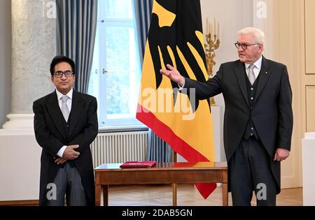 Berlin, Deutschland. November 2020. Mosharraf Hossain Bhuiyan, Botschafter Bangladeschs in Deutschland, steht während des Akkreditierungsprozesses neben Bundespräsident Frank-Walter Steinmeier im Schloss Bellevue. Quelle: Britta Pedersen/dpa-Zentralbild/dpa/Alamy Live News Stockfoto