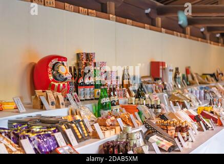 asakusa, japan - november 02 2019: Daruma-Hariko-Puppe und japanische Speisen oder Getränke aus ganz Japan Reihen sich Jingū Meiji-Schrein von Tokio zusammen Stockfoto