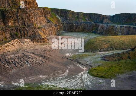 Steile Bänke aus ausgegrabenem Kalkstein im verlassenen Eldon Hill Quarry, zwischen Castleton und Peak Forest, bei Abendsonne, südwestlich blickend. Stockfoto