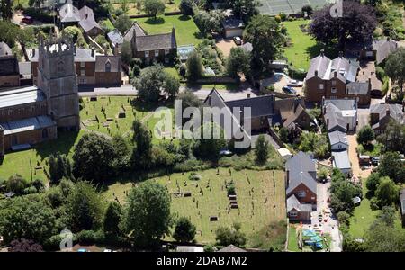 Luftaufnahme von Hook Norton Church und Friedhof und Hook Norton Library, Oxfordshire Stockfoto